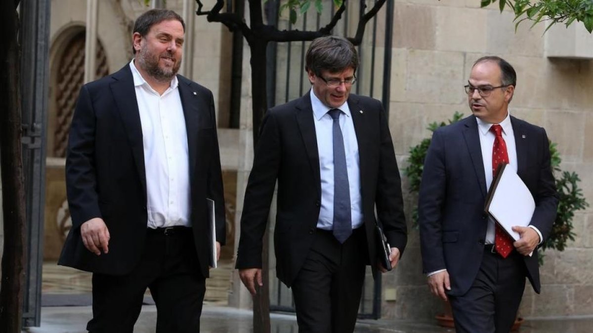 Oriol Junqueras, el president Carles Puigdemont y Jordi Turull se dirigen a la reunión del Govern, esta mañana.-RICARD CUGAT