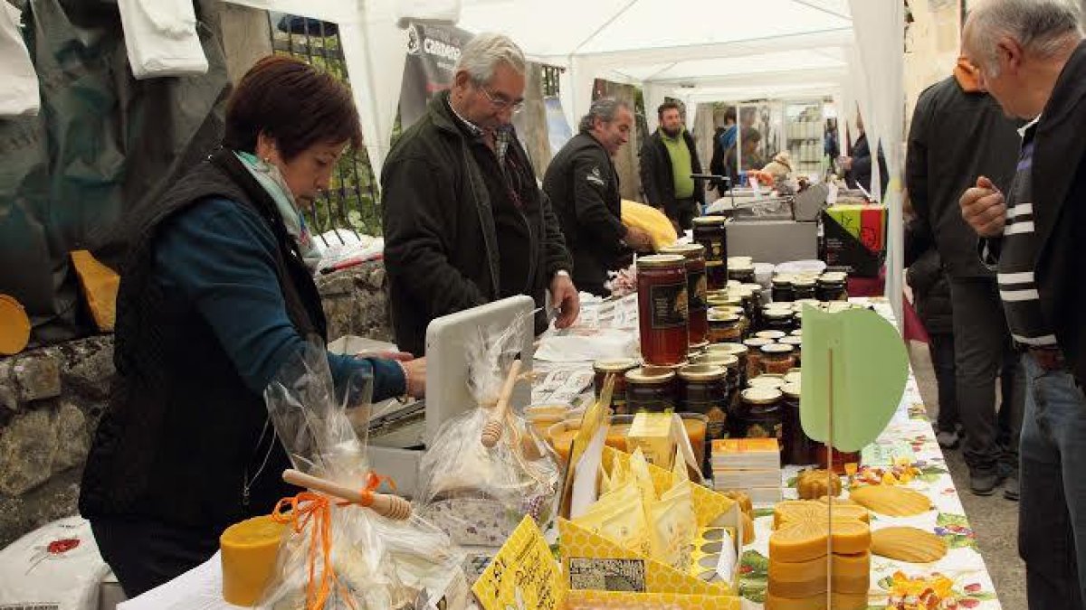 Los productores de reineta certificada agotaron los 4.000 kilos que trajeron a la feria en pocas horas.-G. G.