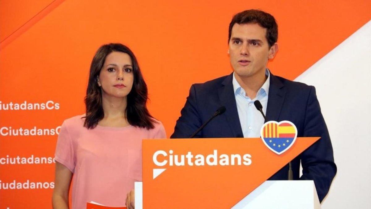 El presidente de Cs, Albert Rivera, y la líder del partido en el Parlament, Inés Arrimadas, en la rueda de prensa que han ofrecido este domingo en Barcelona.-ACN
