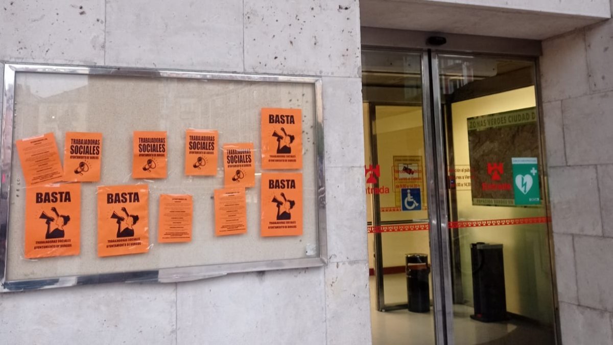 Carteles reivindicativos de las trabajadoras sociales a las puertas del Ayuntamiento de Burgos. ECB