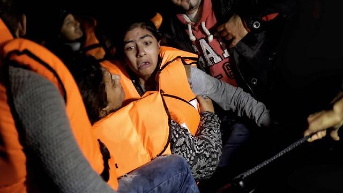 Una menor, aterrorizada, durante su travesía por mar hasta la costa de Turquía.-AFP / ARIS MESSINIS