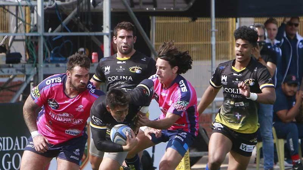 Masuyama gana la línea de ventaja en un lance del partido disputado el pasado domingo frente al VRAC.-RAÚL OCHOA