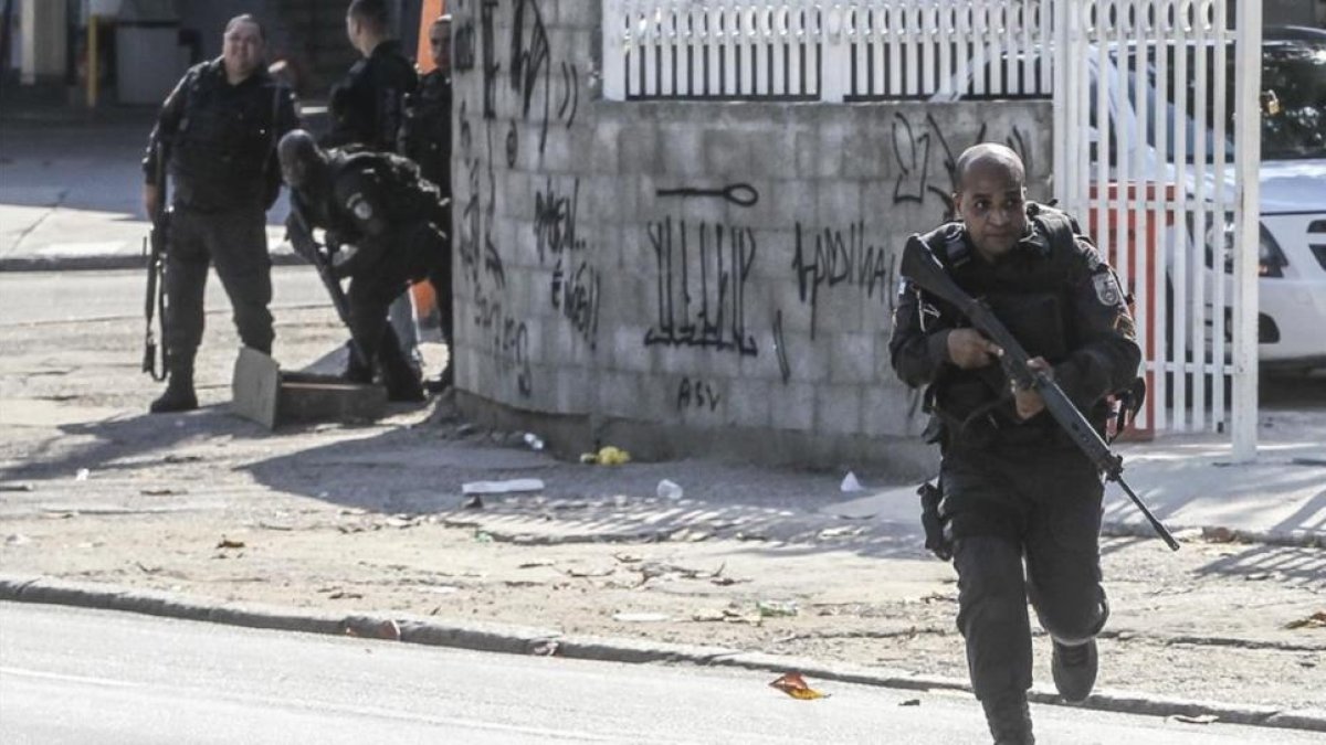Miembros de la policia realizan este lunes 12 de junio un operativo contra el narcotrafico en una favela.-ANTONIO LACERDA