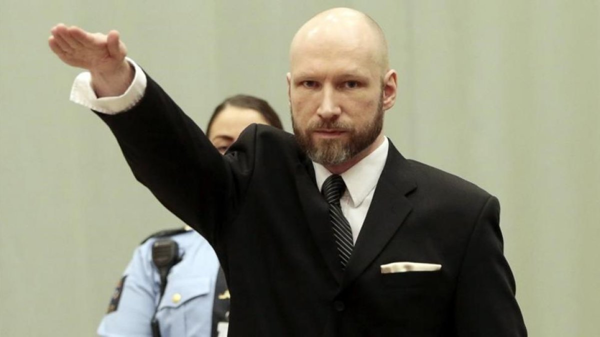 Breivik hace el saludo nazi en el tribunal de apelación de Borgarting, en la prisión de Telemark Skien (Noruega), el 10 de enero.-LISE AASERUD