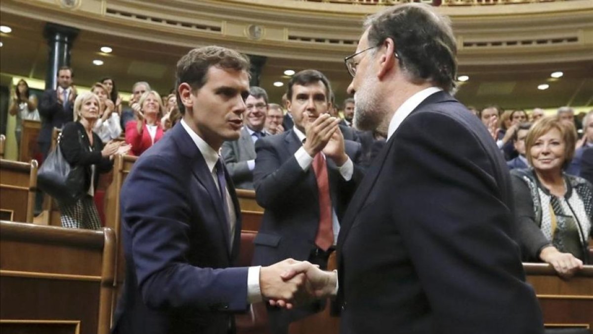 Mariano Rajoy va a saludar a Albert Rivera para agradecerle su apoyo en la investidura, el pasado sábado 29 de octubre.-EFE / JUAN CARLOS HIDALGO