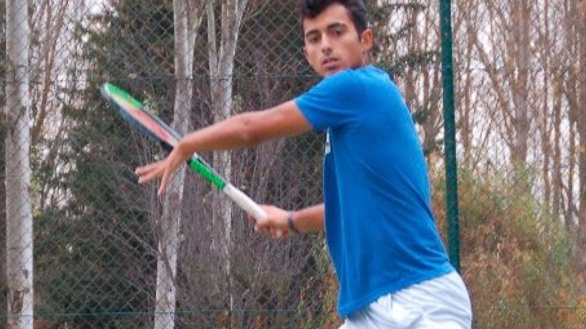 Nicolás Álvarez golpea una bola durante una sesión de entrenamiento. ECB