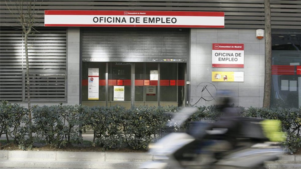 Puerta de una oficina de empleo.