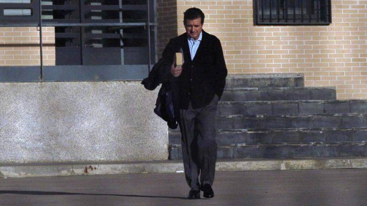 Jaume Matas abandona la prisión de Segovia tras serle concedido el tercer grado, el pasado 31 de octubre.-Foto: EFE / AURELIO MARTÍN
