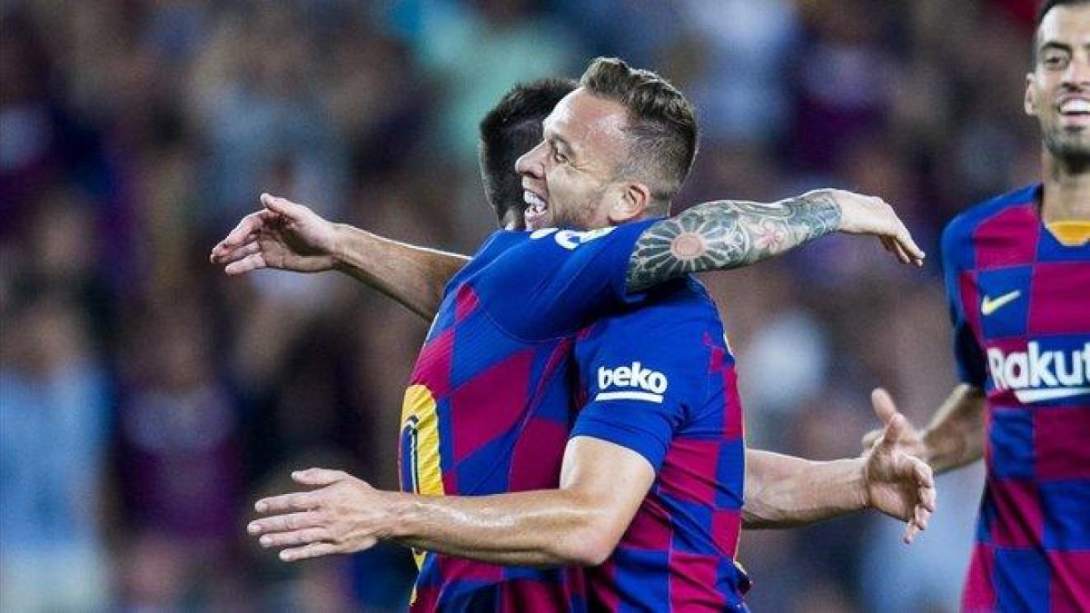 Messi y Arthur celebran el gol del brasileño ante el Villarreal.-