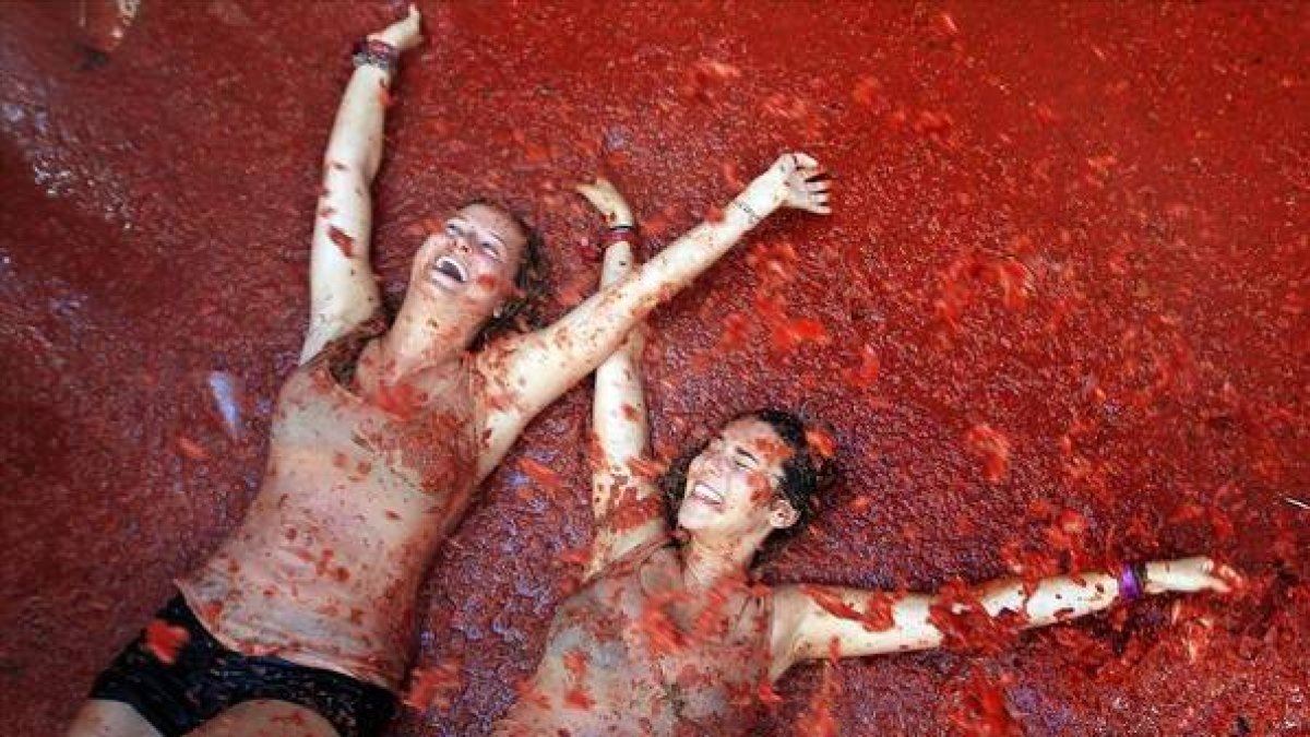 Buñol (Valencia) Vista general de la Tomatina en la localidad valenciana de Buñol-Foto: AP/ ALBERTO SAIZ