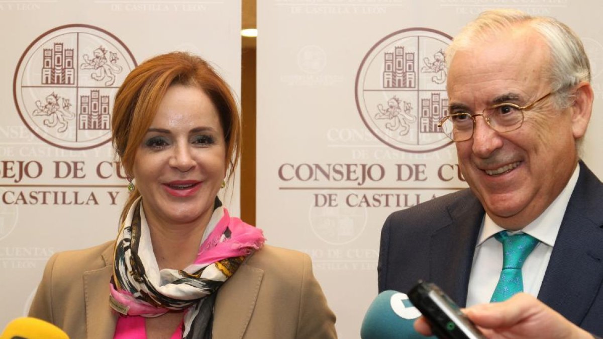 La presidenta de las Cortes de Castilla y León, Silvia Clemente junto al presidente del Consejo de Cuentas, Jesús Encabo-Ical