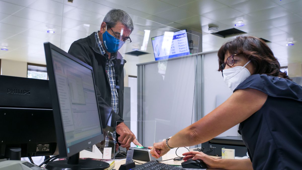 El nuevo DNI europeo ya se expide en la comisaría de Burgos. TOMÁS ALONSO