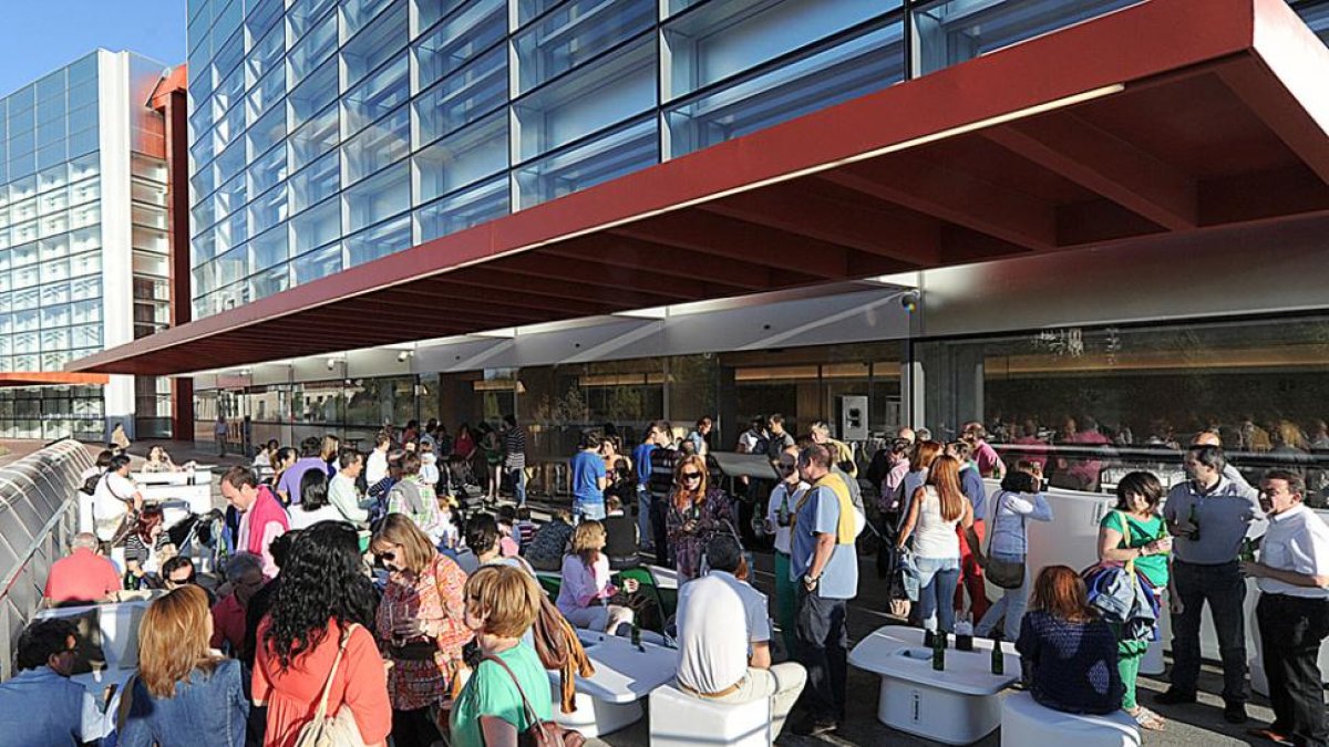 Imagen de archivo de la terraza de la cafetería.-ISRAEL L. MURILLO