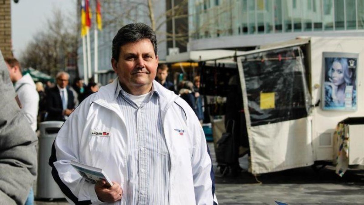 Chris Jansen, líder local del PVV, durante un recorrido por Almere, feudo de la ultraderecha en Holanda.-PVV