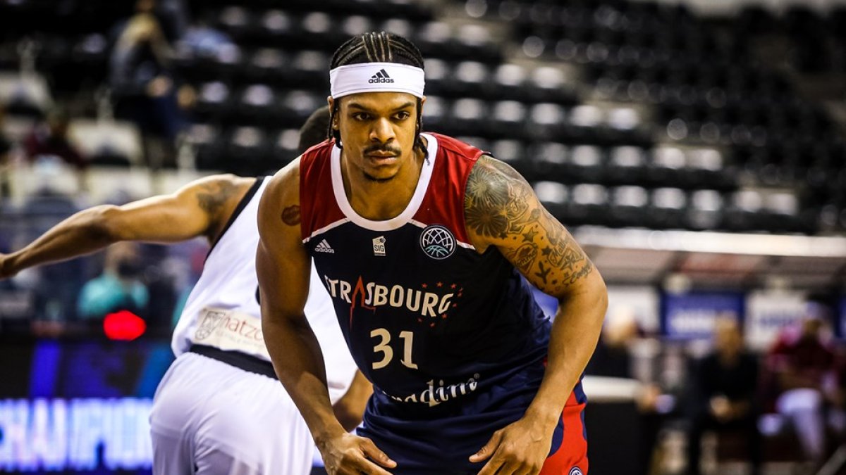 Eddie, durante un momento del partido que disputó ayer con el Estrasburgo frente al PAOK. FIBA