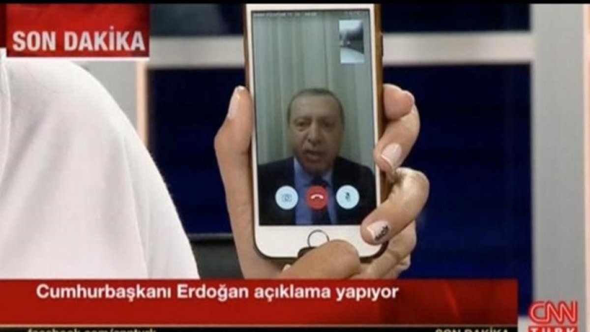 Erdogan durante el mensaje que envió a los turcos a través de Facetime.-REUTERS
