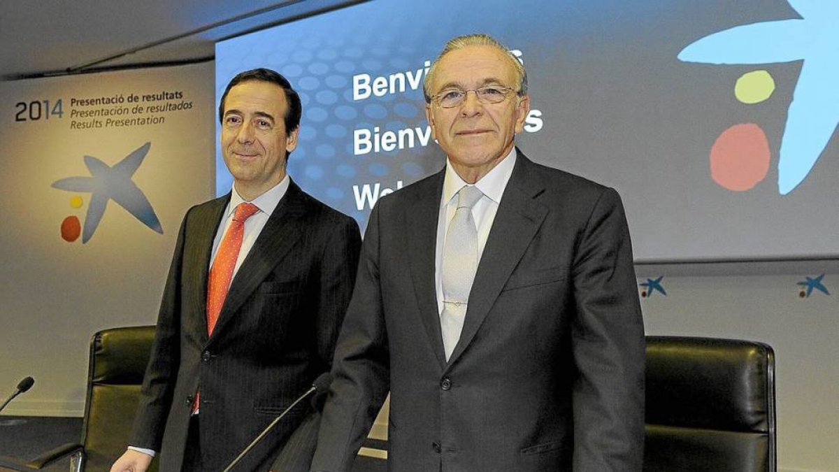 El presidente, Isidro Fainé, y Gonzalo Gortázar, consejero delegado en su comparecencia de ayer.-ECB