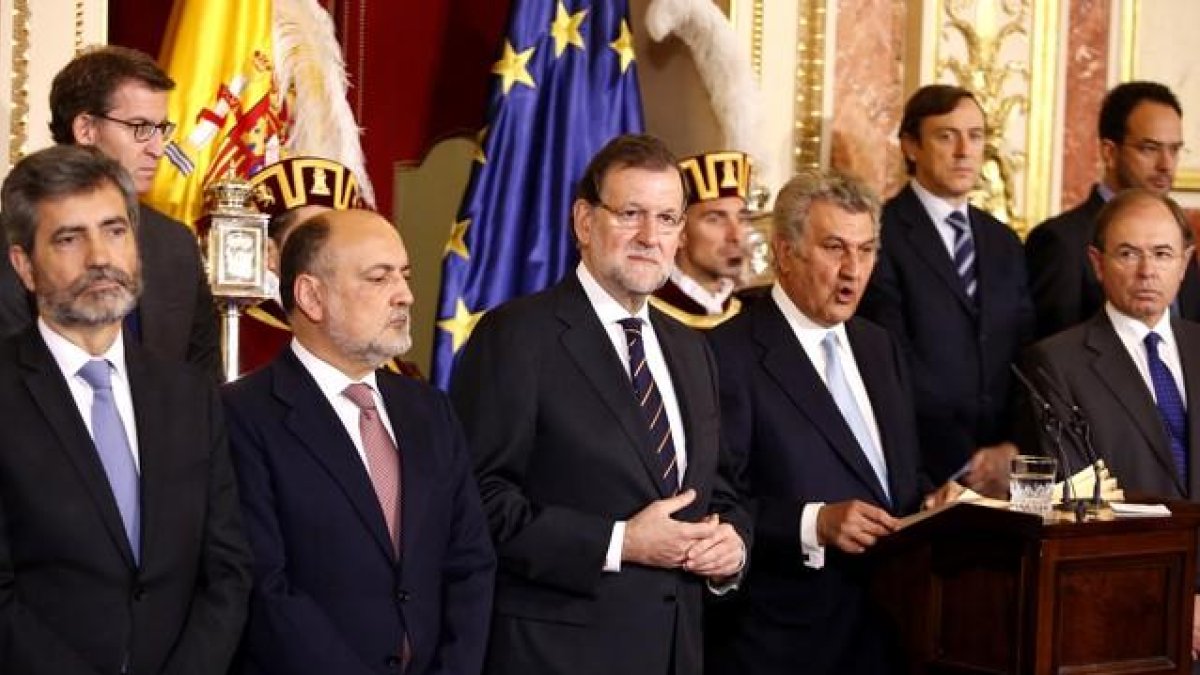 El presidente del Congreso, Jesús Posada, pronuncia su discurso en el acto institucional del Día de la Constitución, junto a Mariano Rajoy y los presidentes del Tribunal Constitucional, Francisco Pérez de los Cobos, y del Tribunal Supremo, Carlos Lesmes.-JUAN MANUEL PRATS