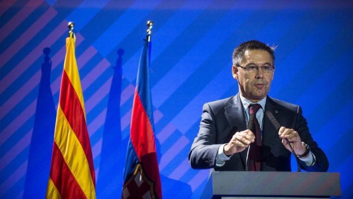 Bartomeu se dirige a los compromisarios en la asamblea del Barça en el Palau Blaugrana.-JORDI COTRINA