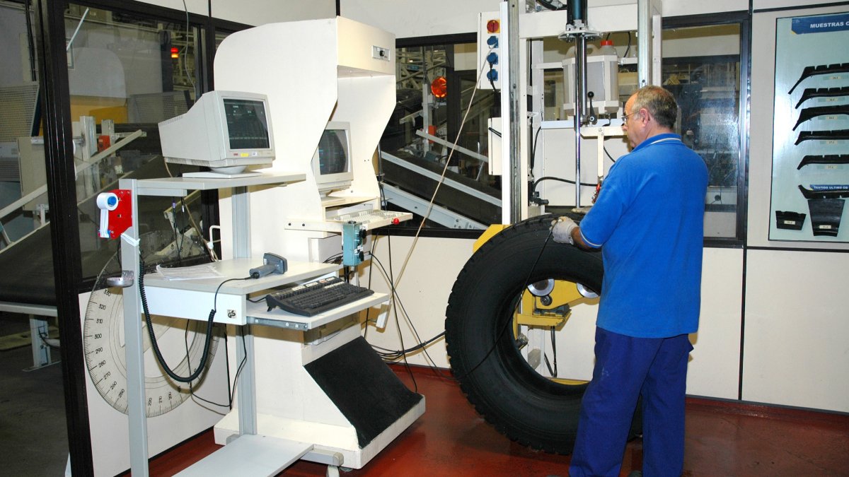 Un operario trabajando en la fábrica de Michelin Aranda
