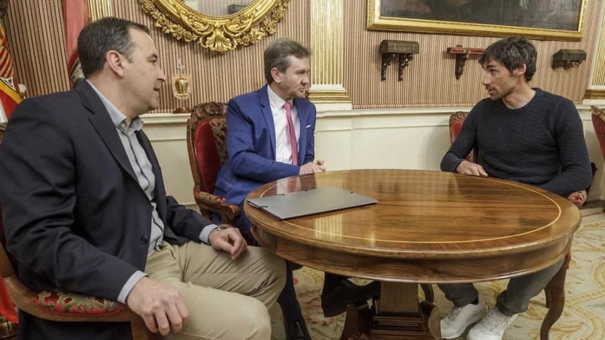 Luis Hernando charla con el alcalde, Javier Lacalle, y y el concejal de festejos, José Antonio Antón, ayer.-SANTI OTERO