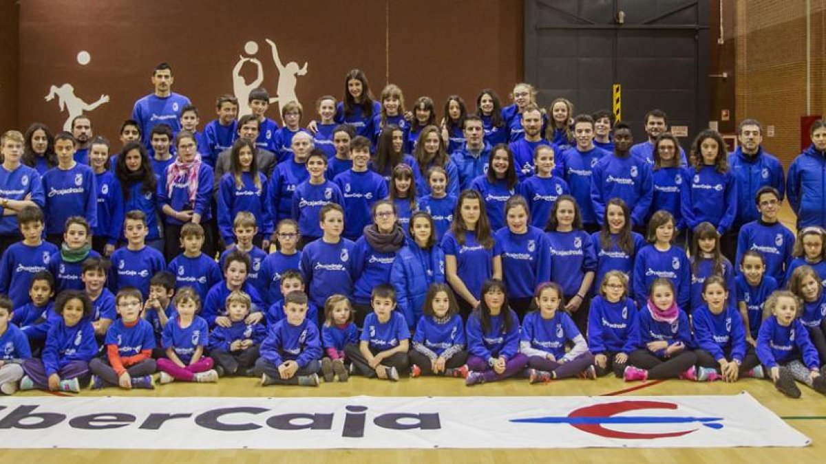 Los atletas del Ibercaja Capiscol para la campaña 2016 posan en la pista del polideportivo municipal de Lavadero, donde el club tiene su sede-Santi Otero