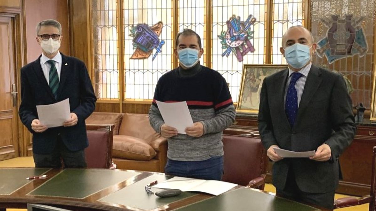 El presidente de la Fundación Cajacírculo, Emilio de Domingo, acompañado por el director provincial territorial de Ibercaja en Burgos, Eduardo Hernández; y Ramón Delgado, delegado diocesano de Misiones en Burgos.