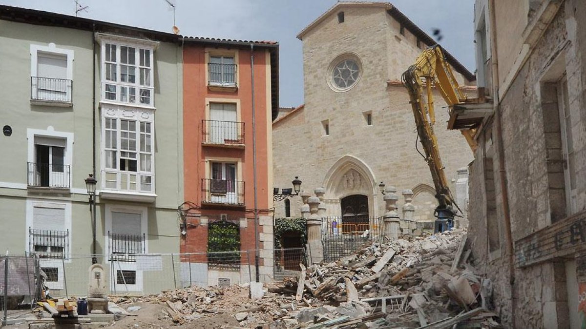 Estado actual de la calle San Gil con la iglesia de fondo.-ISRAEL L. MURILLO