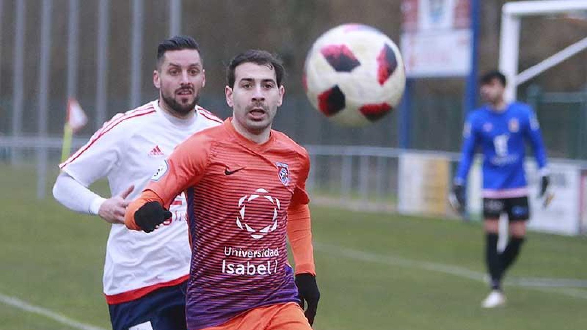 Gallo se dispone a controlar el balón ante la presencia de un jugador del Real Ávila.-RAÚL G. OCHOA