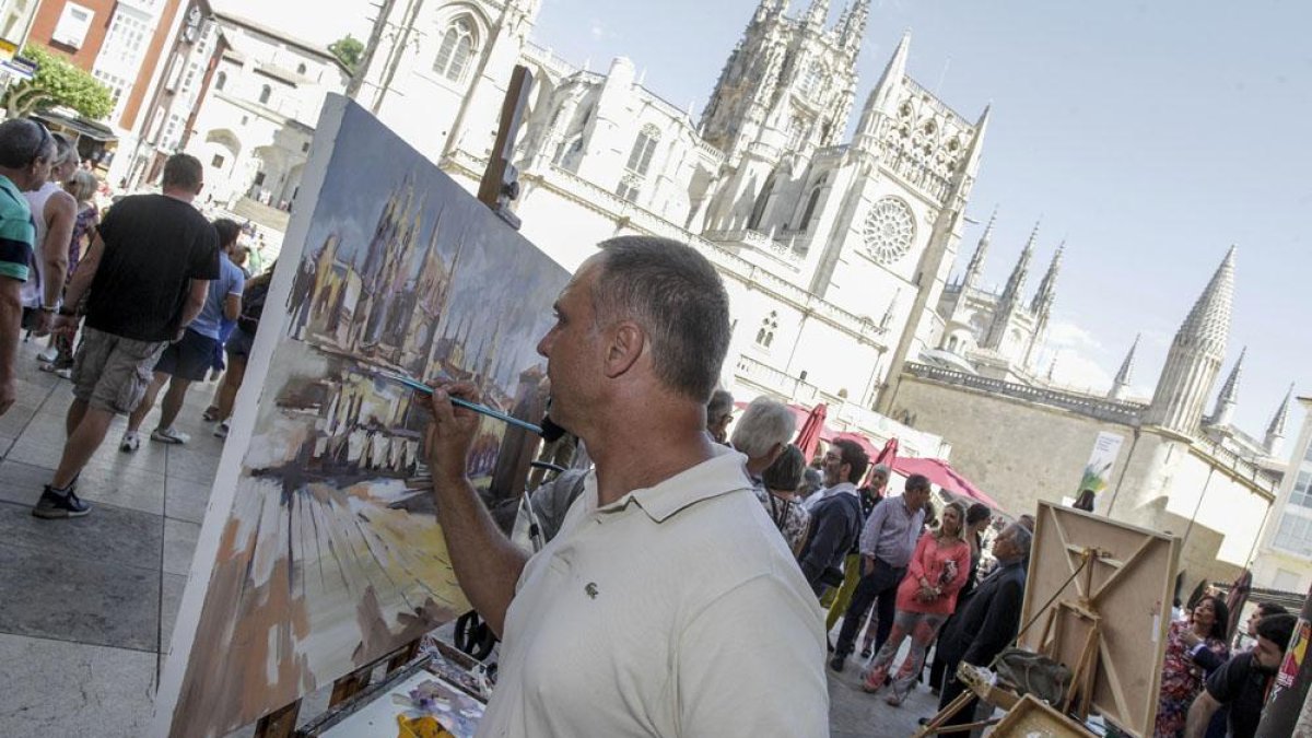 La Plaza del Rey San Fernando es uno de los emplazamientos más escogidos por los artistas por sus incomparables vistas de la Catedral.-SANTI OTERO