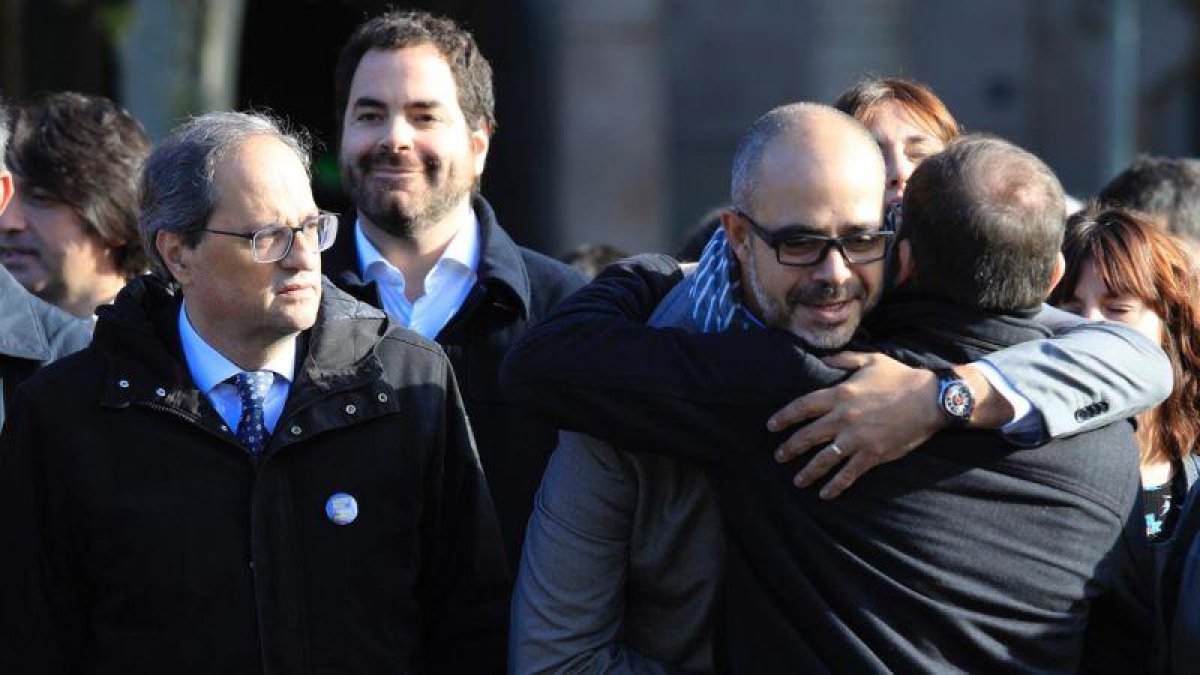 El president Quim Torra anuncia que se reunirá el domingo con el conseller de Interior Miquel Buch. En la foto, Torra acompaña a Buch, hasta las puertas del TSJC, el 6 de noviembre del 2018.-FERRAN NADEU