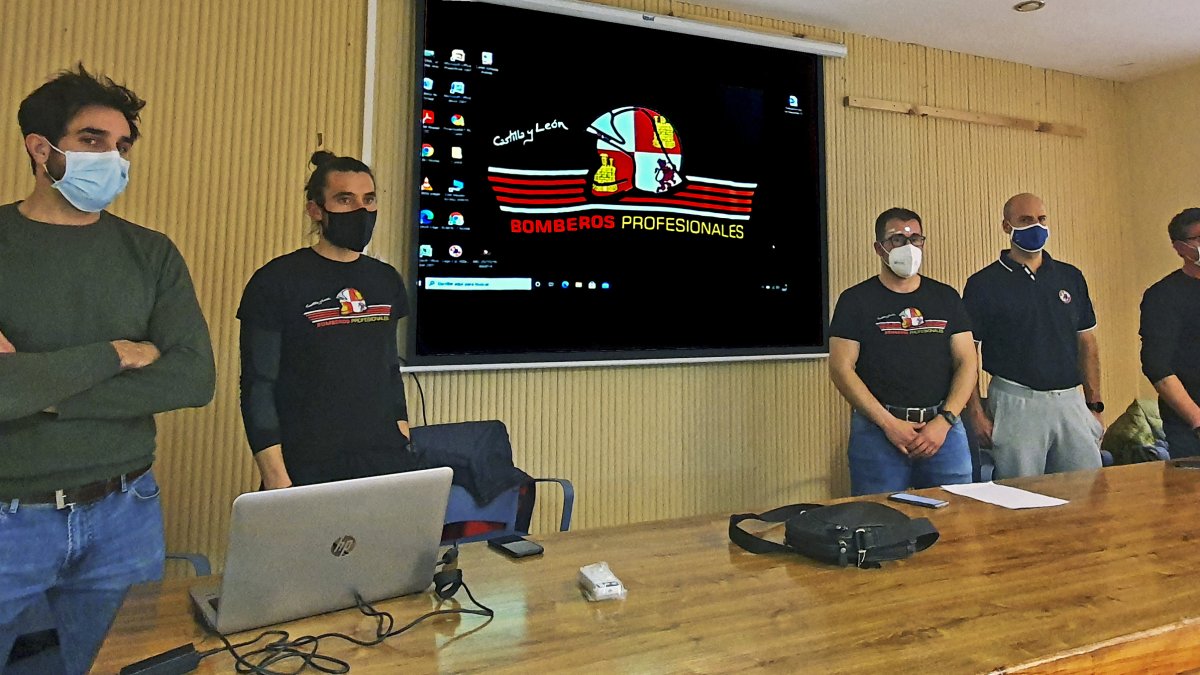 Los bomberos aseguran que en el último convenio el Ayuntamiento incorporó “errores de transcripción” que les perjudican. ECB