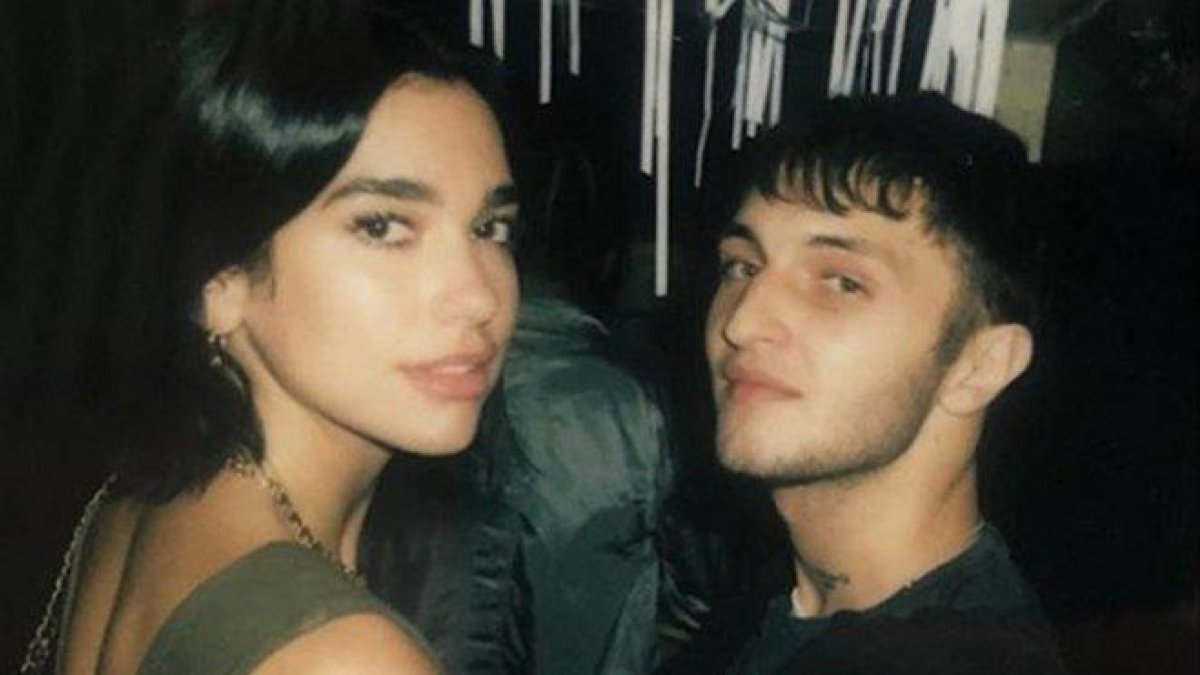 Dua Lipa confirma su romance con esta imagen junto a su chico, el modelo Anwar Hadid.-