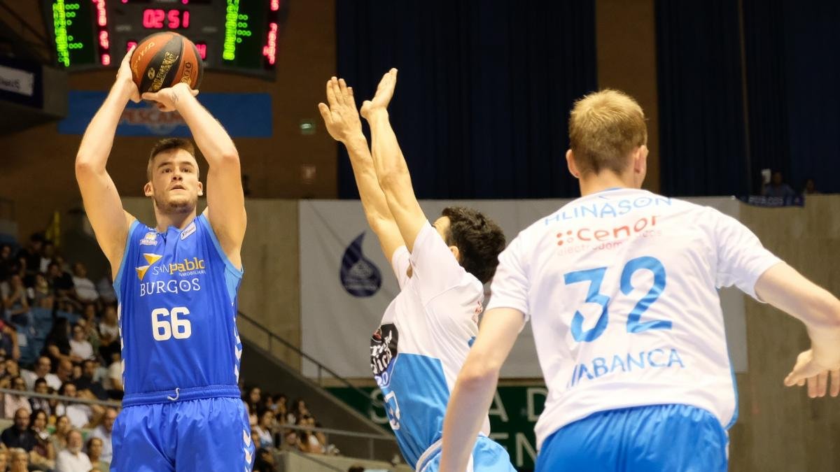 Radoncic lanza a canasta en un lance del partido disputado el pasado sábado en Santiago.-ACB PHOTO / X. CORTIZO