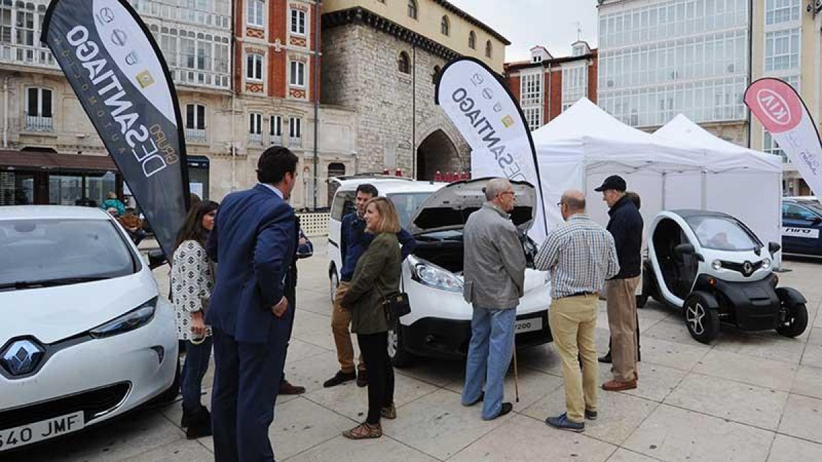 El vehículo eléctrico es el futuro al que mira el sector automovilístico y al que, poco a poco, llegan los particulares.-ISRAEL L. MURILLO