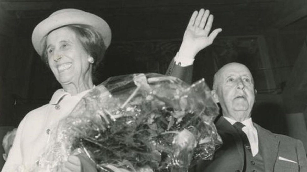 Franco y su mujer, Carmen Polo, en un acto en el estadio Santiago Bernabéu de Madrid.-ARCHIVO
