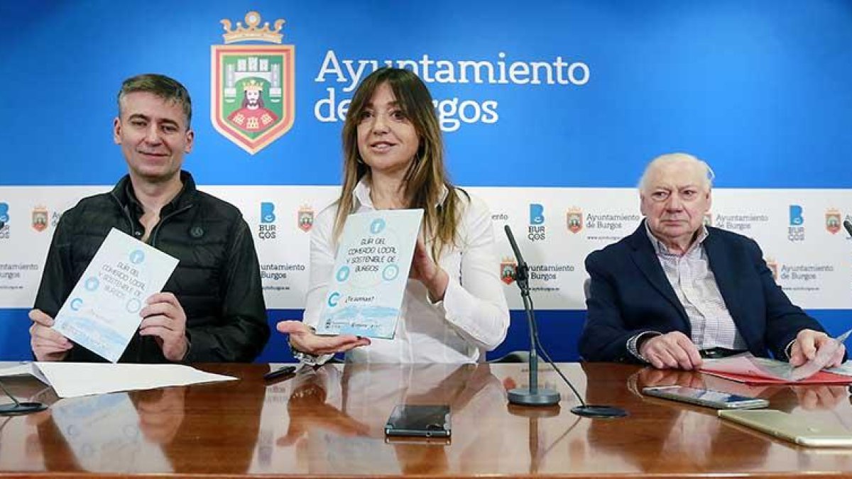 Julián Vesga, Carolina Blasco y Álvaro Manso comparecieron como representantes de los organismos organizadores.-RAÚL G. OCHOA