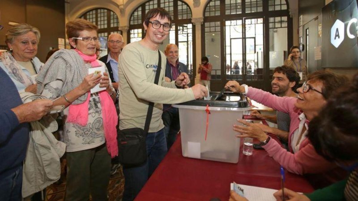 Votantes en Igualada.-MARC VILA