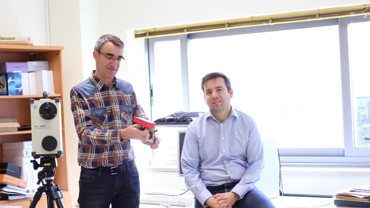 Los investigadores José Ramón Rodríguez y Enoc Sanz en las instalaciones de la Universidad de León.-EL MUNDO