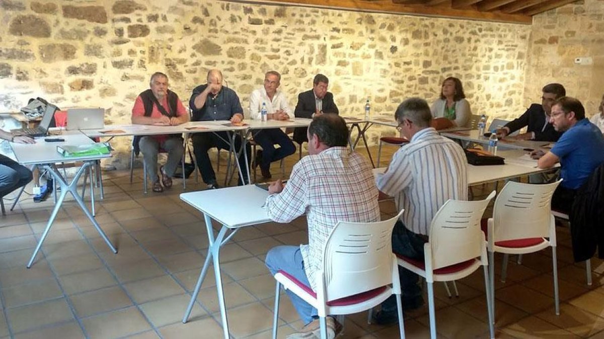 Un momento de la reunión mantenida ayer en Aguilar, en la que uno de los responsables de Argeol explica a los presentes algunas actuaciones en marcha.-ECB