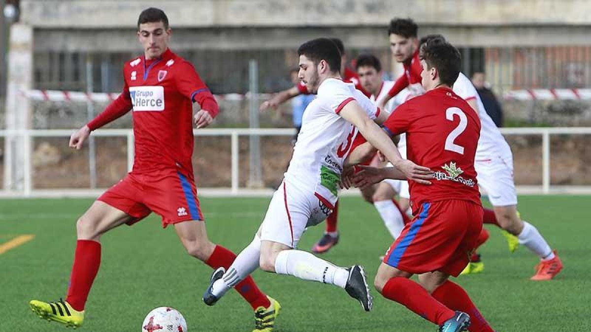 Varona dispuso de dos grandes ocasiones para perforar la meta del Numancia B-Raúl G. Ochoa