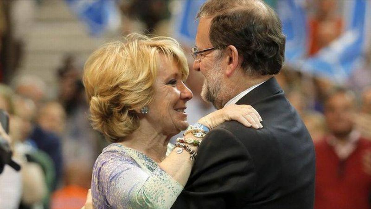 Mariano Rajoy y Esperanza Aguirre en el mitin de cierre de campaña electoral en Madrid.-Foto: JOSÉ LUIS ROCA