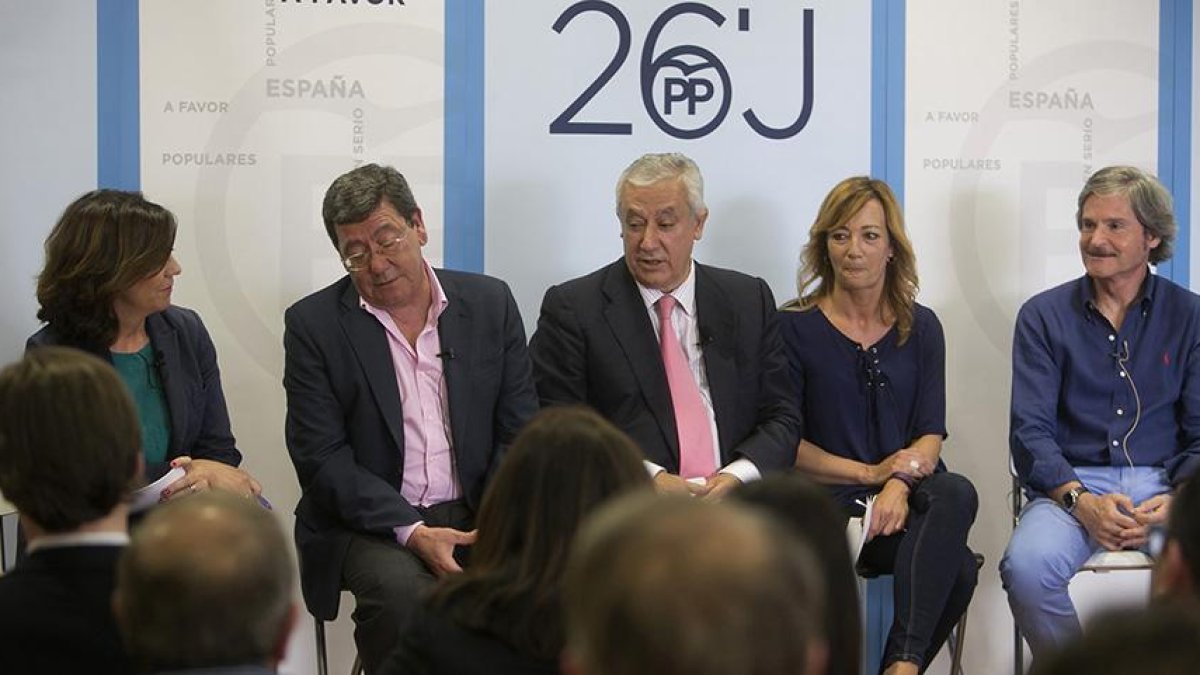 Javier Arenas en su encuentro ayer con los alcaldes, senadores y diputados del PP de Burgos.-RAÚL G. OCHOA