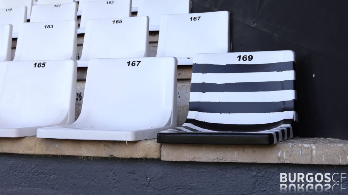 El Burgos CF customizó el asiento de Piné en El Plantío con sus características rayas de presidiario para transmitirle su ánimo en los malos momentos. BURGOS CF