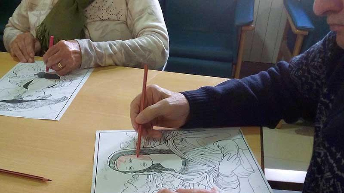 Las manualidades constituyen una de las actividades del día a día de Afamer.-ECB