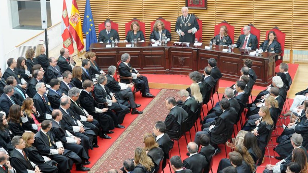 Vista panorámica del acto de apertura del año judicial celebrado ayer en el Palacio de Justicia.-Vista panorámica del acto de apertura del año judicial celebrado ayer en el Palacio de Justicia.
