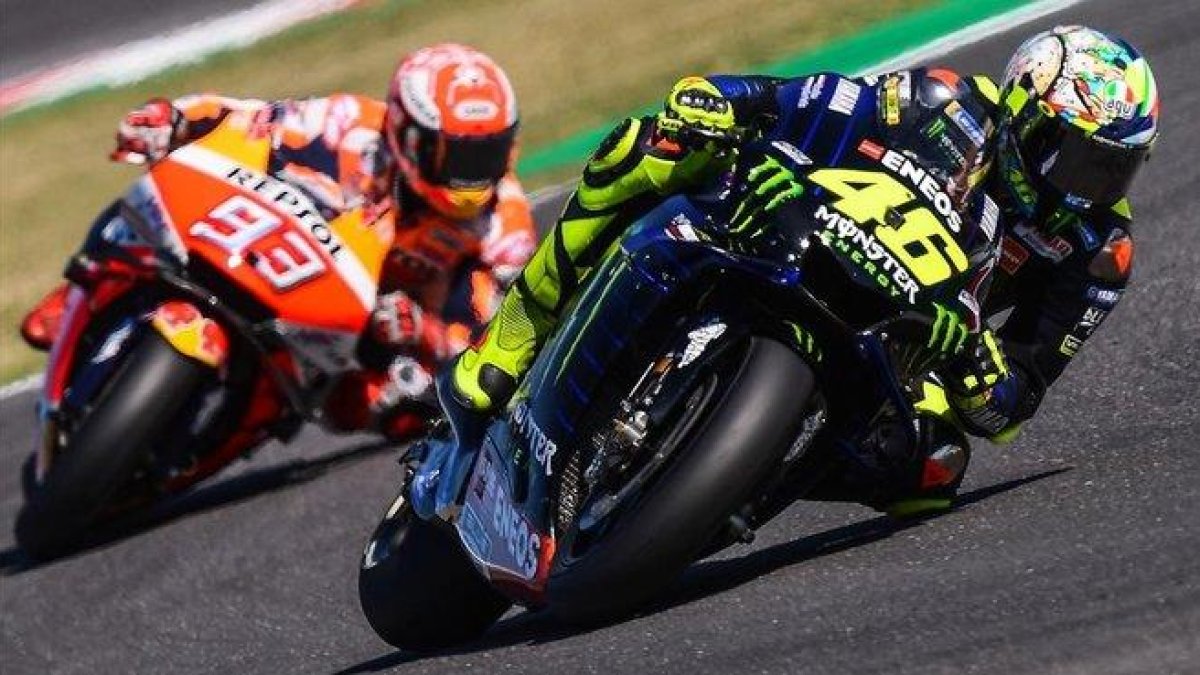 Valentino Rossi (Yamaha), en Misano, hoy, precediendo en una vuelta a Marc Márquez (Honda).-AFP / MARCO BERTORELLO