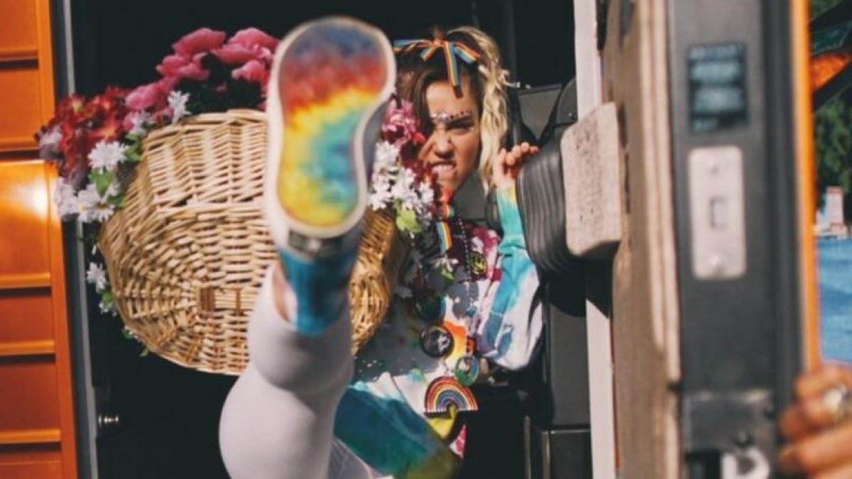 La estrella del pop Miley Cyrus en una imagen para la nueva colección de Converse a favor de los derechos LGBTQ.-