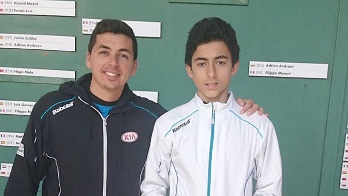 Álvarez posa con el trofeo de subcampeón junto al técnico Miguel Fuentes.-ECB