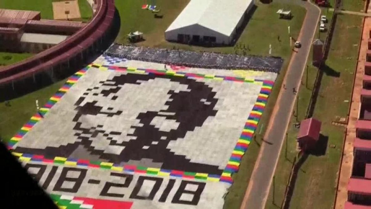 Creado con miles de mantas tejidas por todo el mundo y extendido sobre el patio de una cárcel de máxima seguridad cercana a Pretoria, el retrato de más de Nelson Mandela es visible desde el espacio exterior. /-EFE